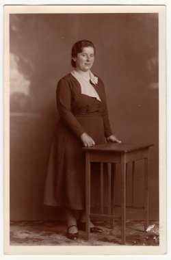 Vintage fotoğraf olgun kadın gösterir. Sepya tonu ile stüdyo fotoğrafı.