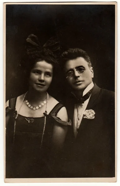 Vintage fotoğraf genç bir çift gösterir. Koyu renk tonu ile antik siyah ve beyaz fotoğraf. — Stok fotoğraf