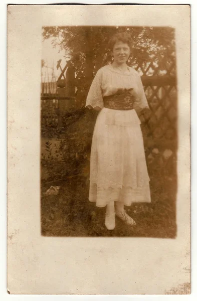 Vintage zdjęcie pokazuje kobietę w letnim ogrodzie. Czarny & biały Fotografia. — Zdjęcie stockowe