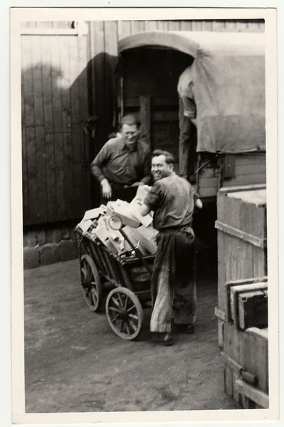Німеччина Близько 1950 Вінтаж Завантаження Фотографій Показує Чоловіків Допомогою Коробочки — стокове фото