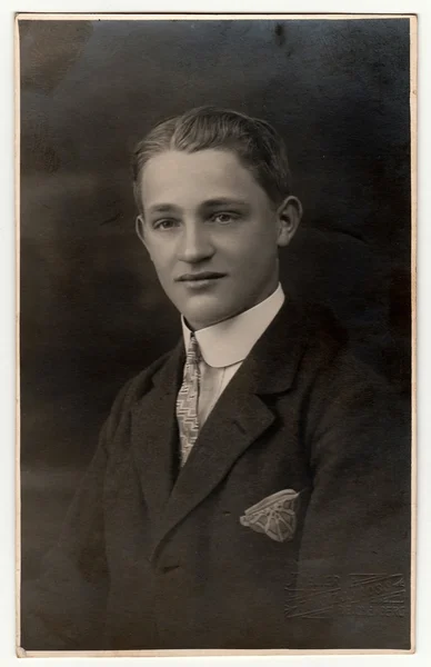 Foto vintage mostra jovem usa jaqueta com lenço no bolso. Retrato antigo estúdio preto & branco . — Fotografia de Stock