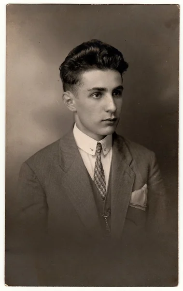 Vintage fénykép azt mutatja, fiatal férfi visel zakó, nyakkendő és zsebkendőt a zsebben. Antik, fekete-fehér stúdió portré. — Stock Fotó