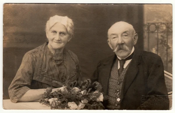 Foto vintage muestra una pareja mayor. Foto en blanco y negro antiguo . — Foto de Stock