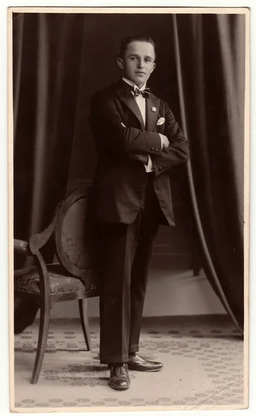 Vintage zdjęcie pokazuje elegancki człowiek stwarza w studiu fotograficznym. Czarny & biały studio portret. — Zdjęcie stockowe