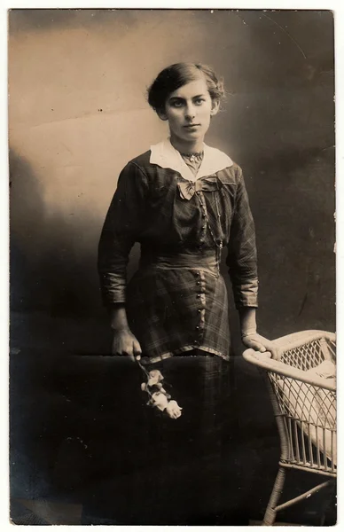 Foto vintage muestra mujer sostiene rosas. Foto en blanco y negro con tinte sepia . — Foto de Stock