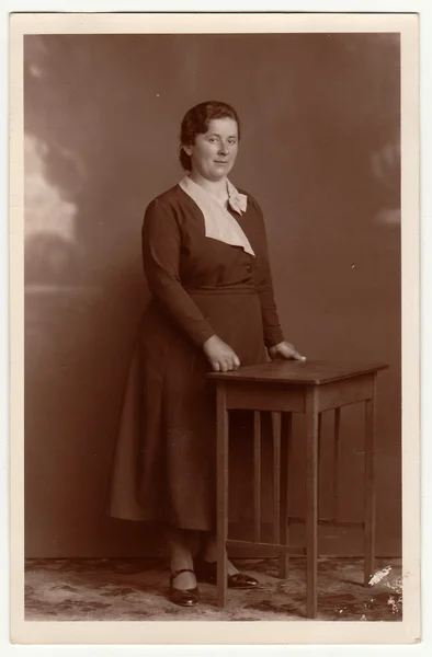 Vintage zdjęcie pokazuje dojrzałą kobietę. Studio zdjęcie z Sepia odcień. — Zdjęcie stockowe