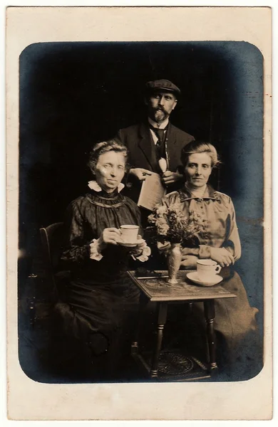 Alemania Circa 1910S Foto Vintage Muestra Hombres Mujeres Posando Con —  Fotos de Stock