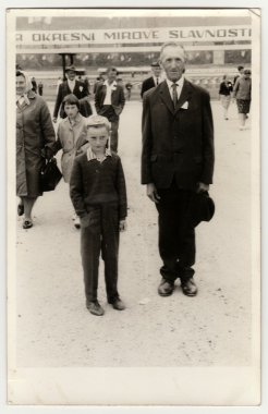 Vintage fotoğraf baba ve oğlu sosyalist kutlama poz gösterir. Siyah ve beyaz antika fotoğraf.