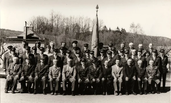 老式照片显示组的志愿消防员 （消防大队）。黑色与白色古色古香的照片. — 图库照片