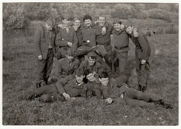 Foto vintage mostra soldados posar ao ar livre. Preto & branco foto antiga . — Fotografia de Stock