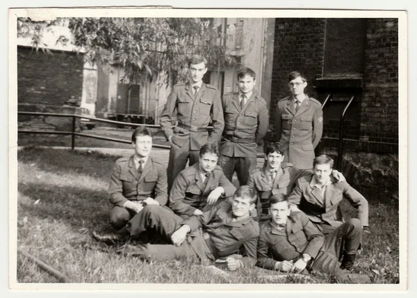 Foto vintage mostra soldados posar na frente de quartéis. Preto & branco foto antiga . — Fotografia de Stock