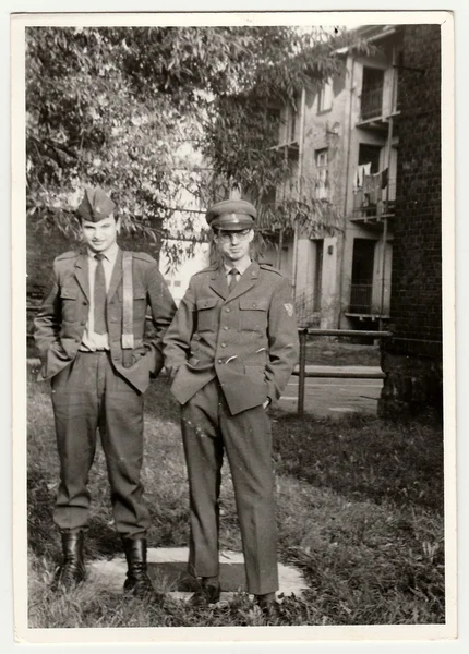 Foto vintage muestra soldados posan frente a cuarteles. Foto antigua en blanco y negro . — Foto de Stock