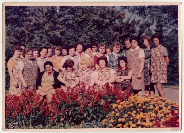 Vintage photo shows women pose at the horticulture. — Stock Photo, Image