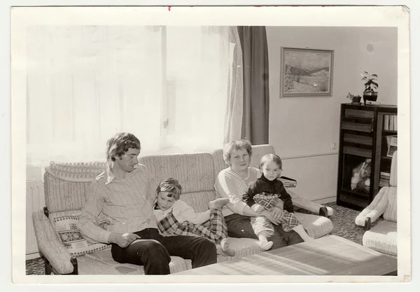 Vintage fotoğraf oturma odasında çocukları ile anne gösterir. Antika siyah ve beyaz fotoğraf.