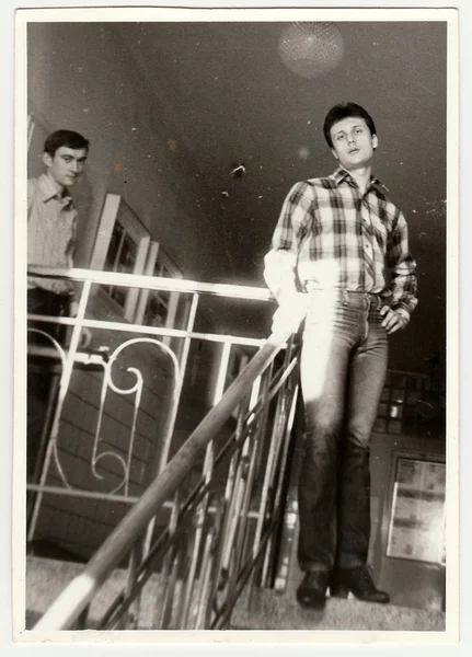 捷克斯洛伐克社会主义共和国 20世纪80年代 复古照片显示男孩在宿舍 古色古香的黑白照片 — 图库照片