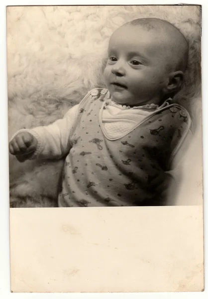 Винтажное фото показывает мальчика. Античное черно-белое фото . — стоковое фото
