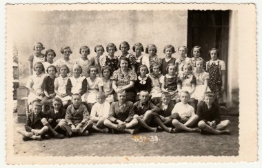 Vintage Fotoğraf bir grup okul ve kadın öğretmen gösterir. Siyah ve beyaz fotoğraf.