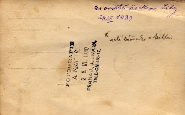 Geri bir vintage fotoğraf - kartpostal kullanılır. Zengin leke ve kağıt ayrıntıları. Arka plan olarak kullanılabilir. Resmi el yazısı içeren.