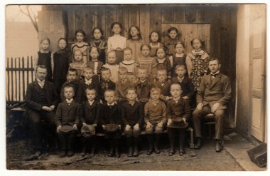 Vintage Fotoğraf (okul) öğrenciler ve öğretmenler kırsal arka bahçesinde gösterir. Siyah ve beyaz antika fotoğraf.