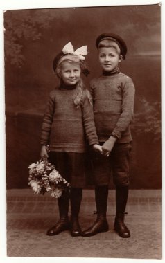 Vintage Fotoğraf kız ve erkek (kardeşler), kız beyaz saç kurdele takıyor gösterir. Siyah ve beyaz stüdyo fotoğrafçılığı.