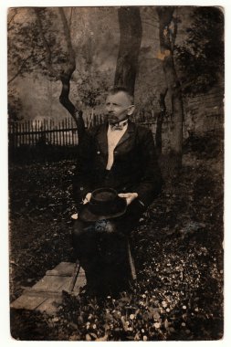 Vintage Fotoğraf yaşlı adam pozlar açık havada gösterir. Siyah ve beyaz fotoğraf.
