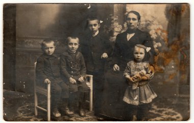 Vintage Fotoğraf çocuk anne gösterir. Siyah ve beyaz antika fotoğraf.