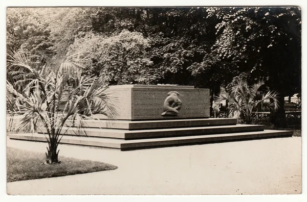 Vintage photo shows unknown monument. Black & white photography. — Stock Photo, Image