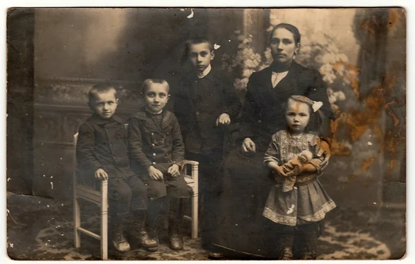 Vintage Fotoğraf çocuk anne gösterir. Siyah ve beyaz antika fotoğraf.