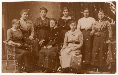 Vintage fotoğraf kadın grup fotoğraf stüdyosunda poz gösterir. Siyah ve beyaz antika fotoğraf.