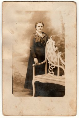Vintage fotoğraf genç kadın pozlar tarihi oyma tezgah yanında gösterir. Siyah ve beyaz antika fotoğraf.