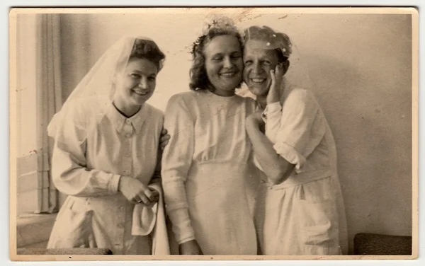 Vintage zdjęcie pokazuje pielęgniarki, jeden z nich przygotowuje się do ceremonii ślubnej. Czarny & biały zabytkowe Fotografia. — Zdjęcie stockowe