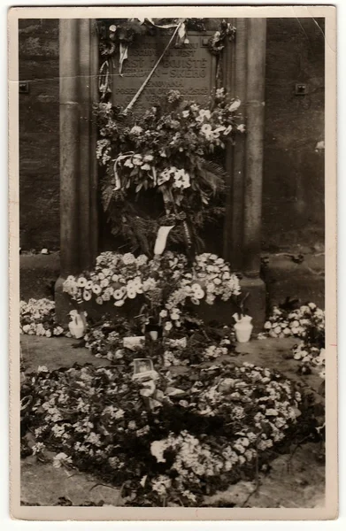 Photo vintage montre tombeau avec couronne funéraire et fleurs. Photographie antique noir & blanc . — Photo