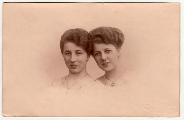 Vintage zdjęcie pokazuje kobiety (studio portret). Fotografia z marzycielski i romantyczna odmiana. — Zdjęcie stockowe