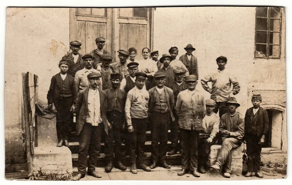 Foto vintage mostra pessoas rurais posar na frente da casa de campo. Preto & branco fotografia antiga . — Fotografia de Stock