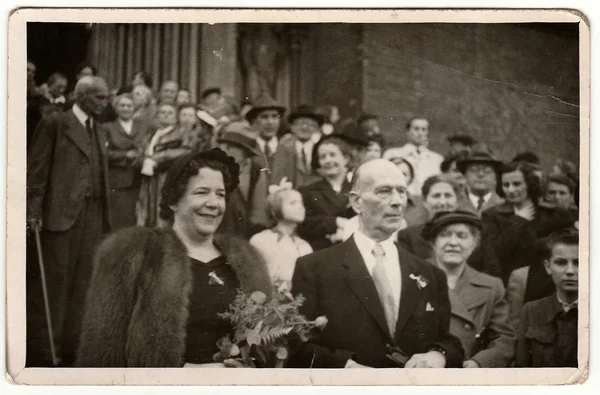 Vintage photo shows elderly newlyweds after wedding ceremony. — Stock Photo, Image