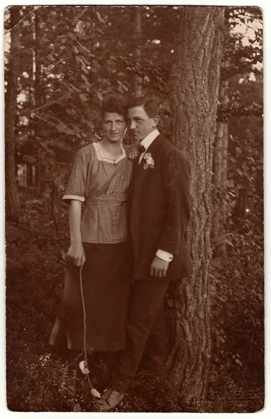 Vintage fotó mutatja a fiatal szerelmesek szabadban. Fekete-fehér antik fotózás. — Stock Fotó