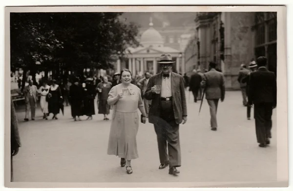 ヴィンテージ写真は、成熟したカップルがスパリゾートで散歩に行く示しています。黒と白のアンティーク写真. — ストック写真