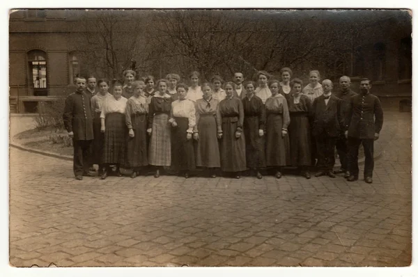 Vintage fotó mutatja egy nagy csoport ember jelent szabadban. Fekete & fehér antik fotózás. — Stock Fotó