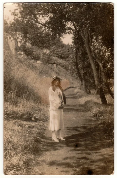 Vintage fotoğraf genç kız açık havada gösterir. Siyah ve beyaz antika fotoğraf. — Stok fotoğraf