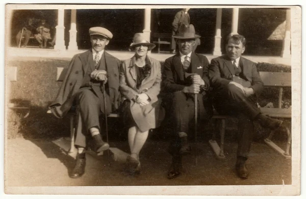 Vintage φωτογραφία δείχνει άνδρες και γυναίκες κάθονται σε ένα παγκάκι στο θέρετρο σπα. Μαύρο & άσπρο αντίκες φωτογραφίας. — Φωτογραφία Αρχείου