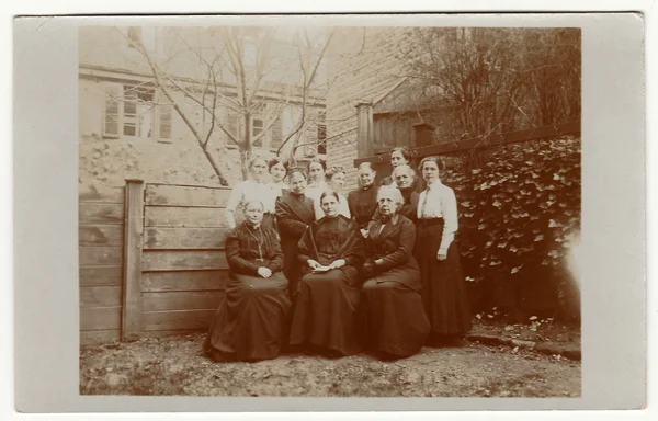 Foto vintage mostra le donne posare nel cortile sul retro. Fotografia antica in bianco e nero . — Foto Stock