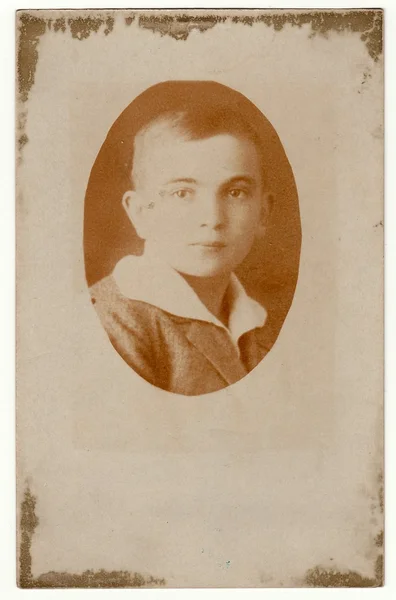 Vintage photo shows face of boy (portrait). Antique black & white photo is oval shaped. — Stock Photo, Image