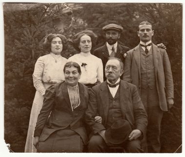 Vintage Fotoğraf olgun babaların çocukları gösterir. Siyah ve beyaz antika fotoğraf.