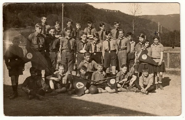 Foto vintage mostra escoteiros menino e menina (pfadfinder) ao ar livre. Preto & branco fotografia antiga . — Fotografia de Stock