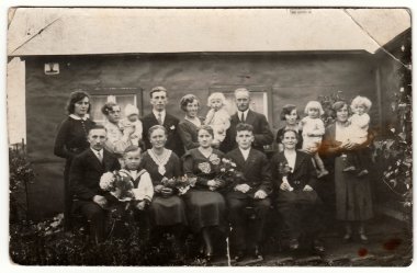 Vintage Fotoğraf evin arkasında büyük bir aile pozlar gösterir. Siyah ve beyaz antika fotoğraf.