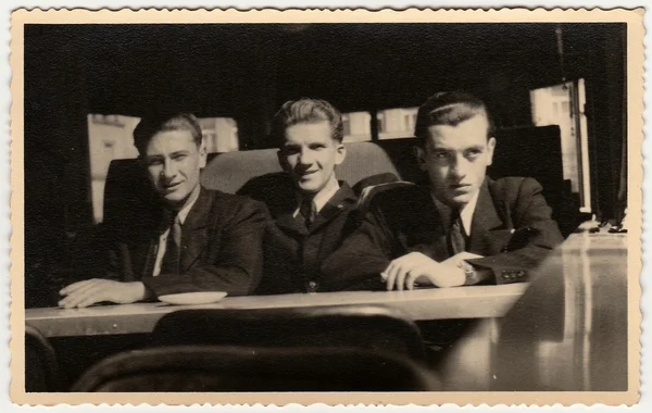 Vintage photo shows men sit at a cafe. Black & white antique photography. — Stock Photo, Image