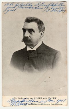 : Vintage fotoğraf adam ceket giyer gösterir. Kullanılan kartpostalel yazısı içerir. Zengin leke ve kağıt detayları. Arka plan olarak kullanılabilir.