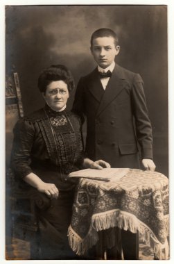 Vintage Fotoğraf anne ve oğlu gösterir. Siyah ve beyaz stüdyo fotoğrafçılığı.