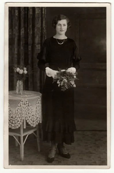 Berlín Německo Circa 1940S Vintage Fotografie Ukazuje Žena Nosí Černé — Stock fotografie