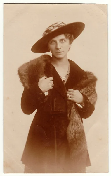 Vintage fotó mutatja, egy elegáns nő hord prémet sállal és széles karimájú kalap. — Stock Fotó